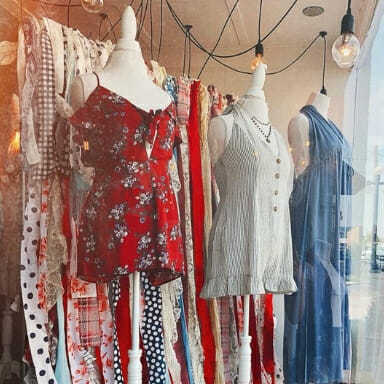 12 Window Display Ideas For Boutiques - The Boutique Hub